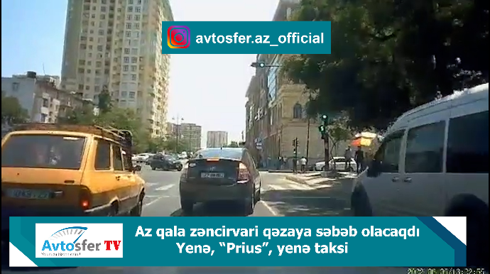 "Prius" svetoforda qəfil dayandı:  zəncirvari qəzadan son anda...  - VİDEO