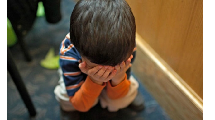 В Баку мужчина истязал малолетнего сына, а жену облил кипятком