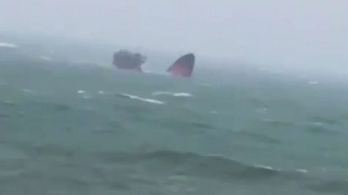 Qara dənizdə yük gəmisi ikiyə bölündü - VİDEO