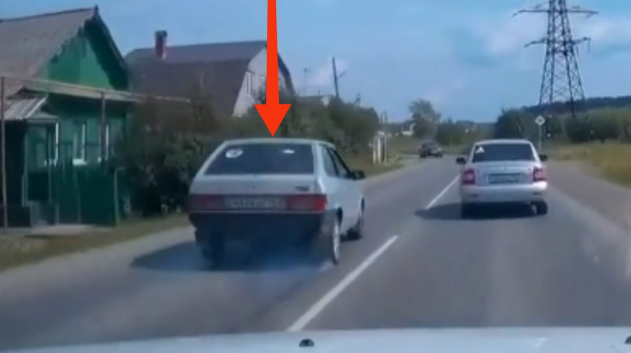 Ötmə qadağan olan yerdə əks yola çıxan sürücü özünü itirib qəza törətdi - VİDEO