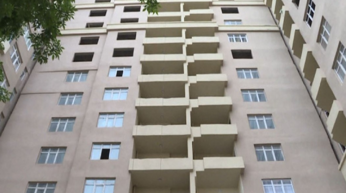 "İnşaat konstruksiyaları" MMC bir evi bir neçə nəfərə satıb - VİDEO