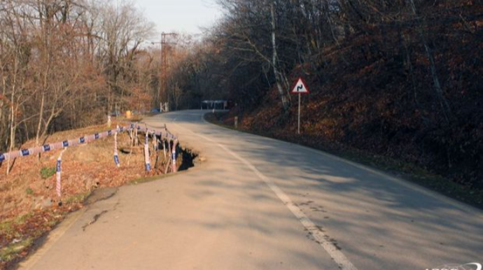Lənkəranın Hirkan-Daşdatük-Biləsər yolunda torpaq sürüşməsi aktivləşib - FOTO 