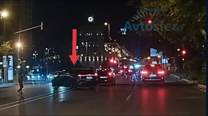 Qırmızı işıqda dayanmağa səbri çatmayan sürücü qaydaları belə pozdu - VİDEO