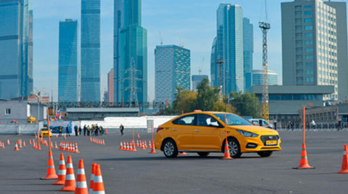 В Москве запретили работать в такси водителям с иностранными правами