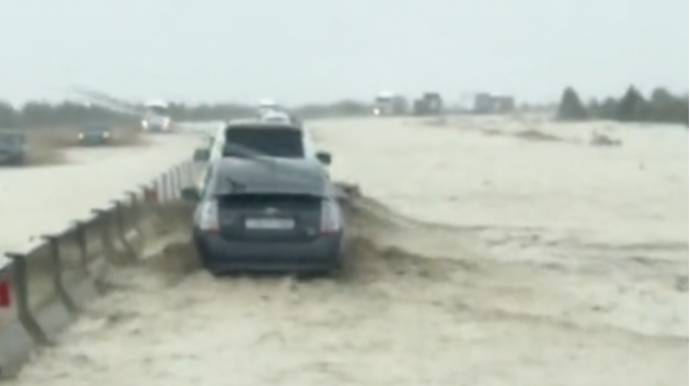Bakı-Quba yolunu su basdı, maşınlar ödənişli yola yönləndirildi - VİDEO