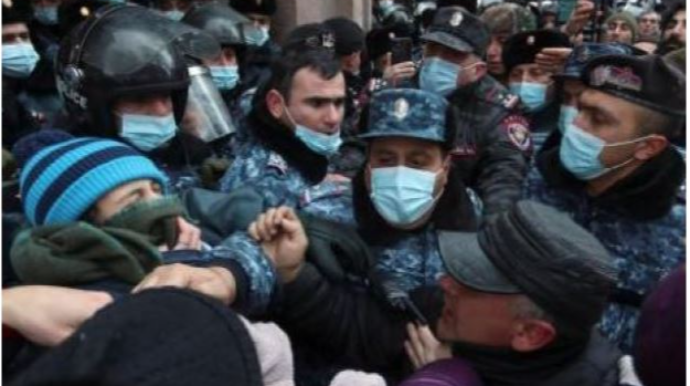 İrəvanda 80-ə yaxın etirazçı həbs olundu  - VİDEO