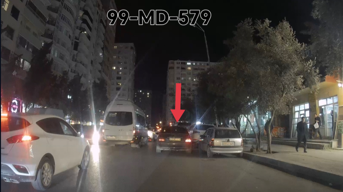 İki maşınlıq yerə sığmayan sürücü ikinci cərgədə dayanıb yolu kəsdi - VİDEO