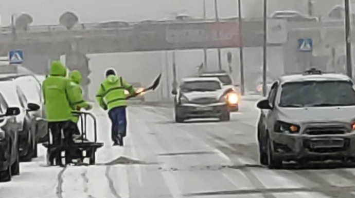 Bakıdakı yolların qardan təmizlənməsi davam edir - FOTOLAR