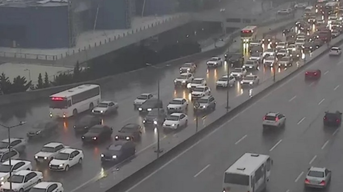 Bakının 15 yolunda tıxac yaranıb - SİYAHI