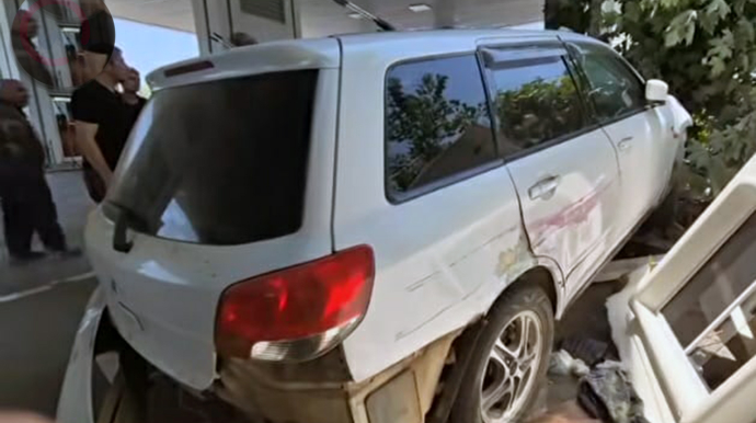“Mitsubishi” yanacaqdoldurma məntəqəsinə çırpıldı - Xəsarət alanlar var