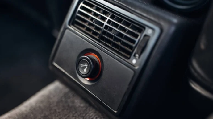 Maşındakı siqaret yandırma portunda telefon şarj etmək təhlükəlidir – SÜRÜCÜLƏRƏ TÖVSİYƏ 