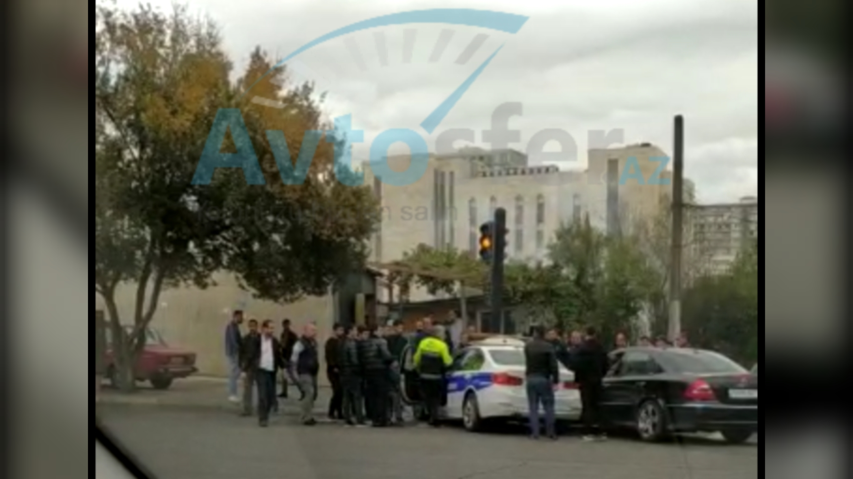 Bakıda yol polisi maşını qəzaya düşdü - VİDEO