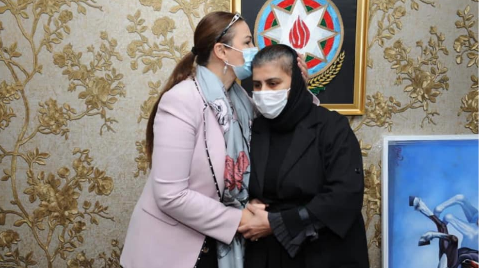 “Sizin kimi qəhrəman qadınların qarşısında baş əyirik”  - FOTO