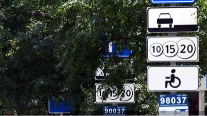 Baxımsız qalan, ağacların arxasında itən YOL NİŞANLARINDAN - FOTO