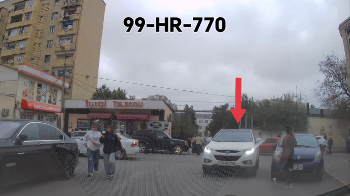 В Хырдалане женщина на автомобиле приехала забрать ребенка из школы и перекрыла дорогу — ВИДЕО 