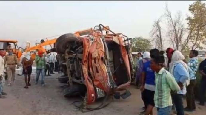 Hindistanda iki yük maşını toqquşdu;  24 nəfər ölüb - FOTO 