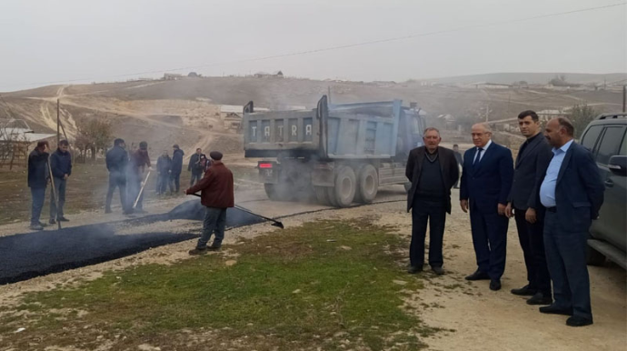İcra başçıları yolları əl arabaları üçün qırlayır - FOTOLAR