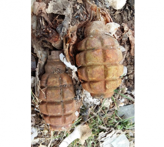 Yol kənarındakı zibillikdən əl qumbarası tapıldı - FOTO