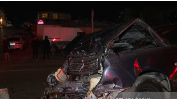 Bakıda "Mercedes" işıq dirəyini aşırdı, 2 nəfər...   - FOTO