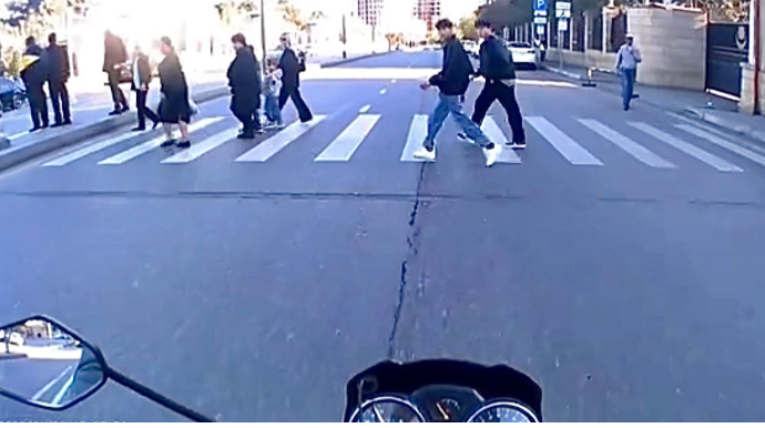 Prospektdə qırmızı işıqda keçən piyadalar sürücüləri riskə atdı   - VİDEO