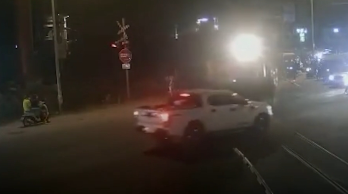 Tələsən sürücü maşını qatarın altına atdı  - VİDEO