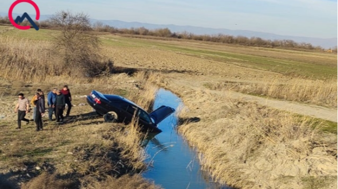 Kürdəmirdə avtomobil su arxına düşdü  - FOTO