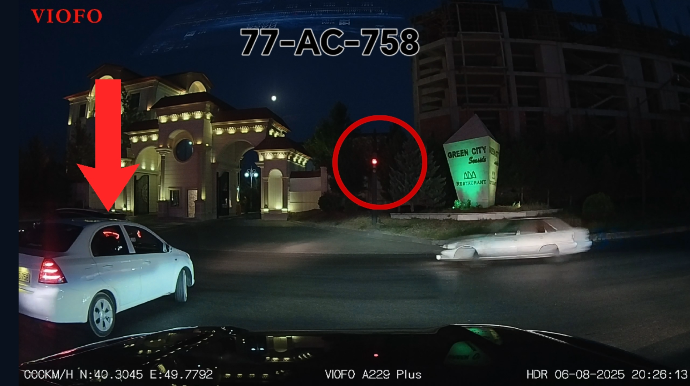 В Баку водитель прикрепил к авто логотип Maybach и проехал на красный свет - ВИДЕО 