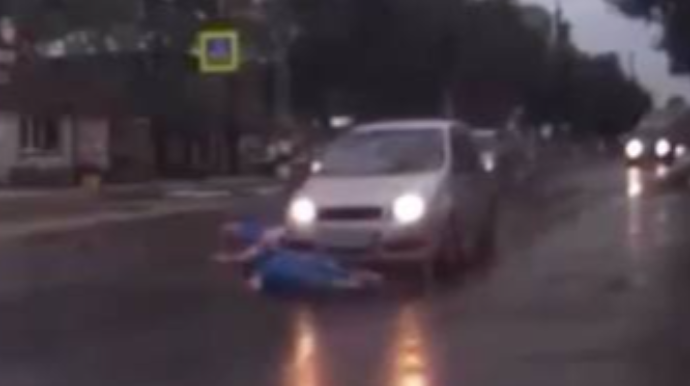 Piyadanı vuran avtomobil onun üstündən keçdi - ŞOK VİDEO 