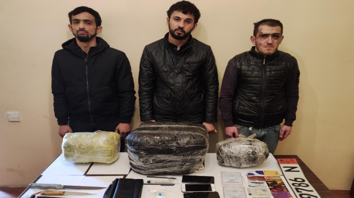 Sərhəddə İNSİDENT:  Biri hərbçiyə bıçaq çəkdi, digəri avtomobili üzərinə sürdü - FOTO 