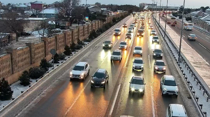 Из-за обледенения дороги затруднено движение транспорта на аэропортовском шоссе - ФОТО