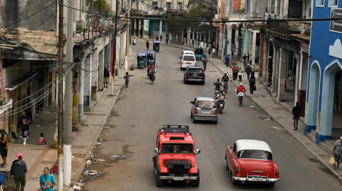 Bu ölkədə yanacaq böhranı - Hotellər, dövlət qurumları bağlanır 