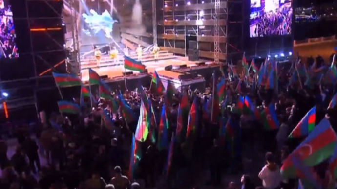 Zəfər Günü münasibəti ilə Bakıda atəşfəşanlıq oldu  - VİDEO - YENİLƏNİB