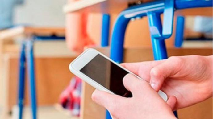 İmtahana ayaqqabısının altında telefon keçirtmək istədi 