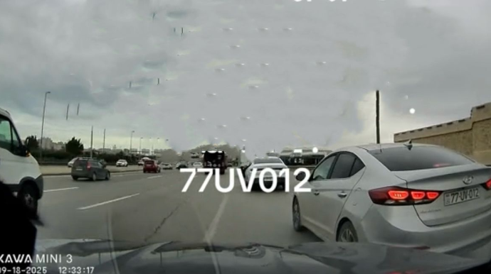 Qayda pozub təhlükə yaratdı, üstəlik siqnal səsinə əl-qolla cavab verdi    - VİDEO