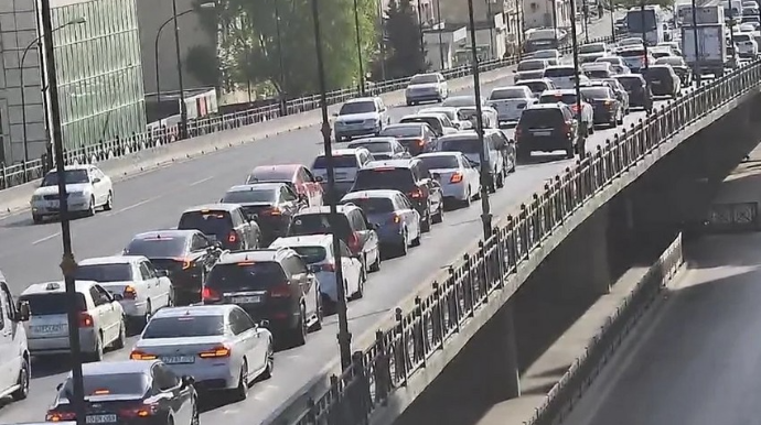 Bakının bir sıra yollarında tıxac yaranıb - SİYAHI