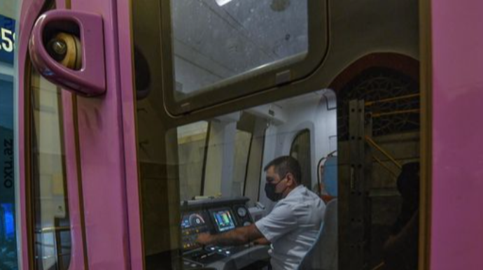 Bakı metrosunda cibgir peyda oldu: Qadınların telefonlarını oğurlayır 