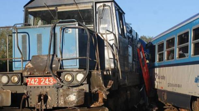 Sərnişin qatarı texniki xidmət lokomotivi ilə toqquşdu; 4-ü ağır, 20 yaralı - FOTO