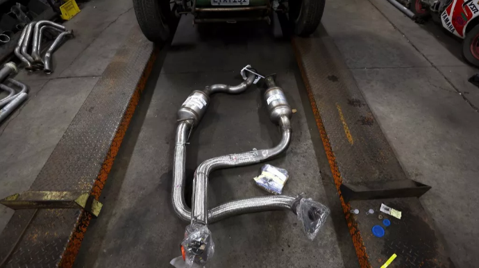 Polis 500 milyon dəyərində katalizator oğurlayanları həbs etdi  - FOTO