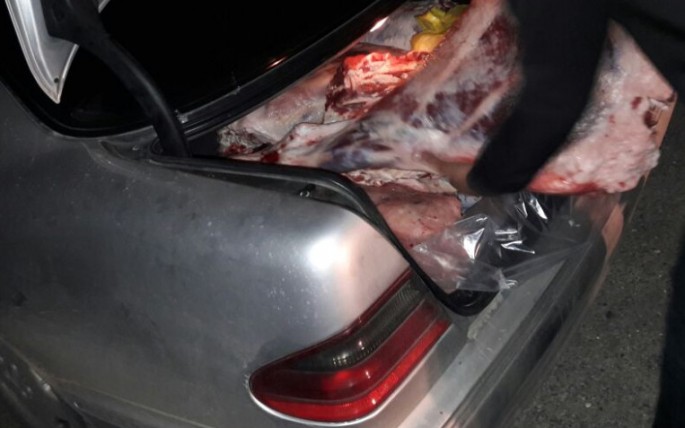 Yol polisi "Mercedes"dən 700 kq murdar ət aşkarladı - FOTO