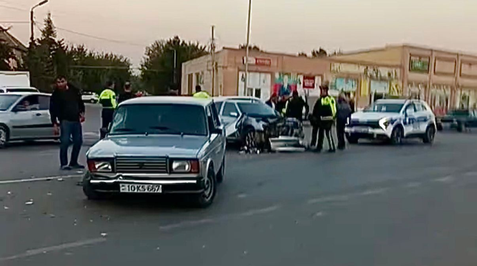 Yolayrıcında qəza: “Peugeot” və “VAZ” toqquşdu    - VİDEO