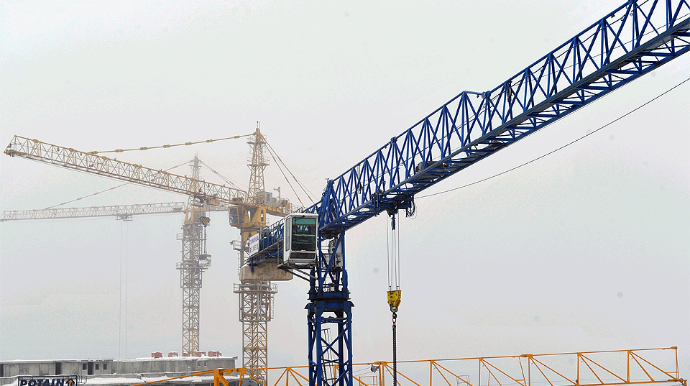 Qaldırıcı kran yaşayış evlərinin üzərinə aşdı; 4 nəfər xəsarət aldı 