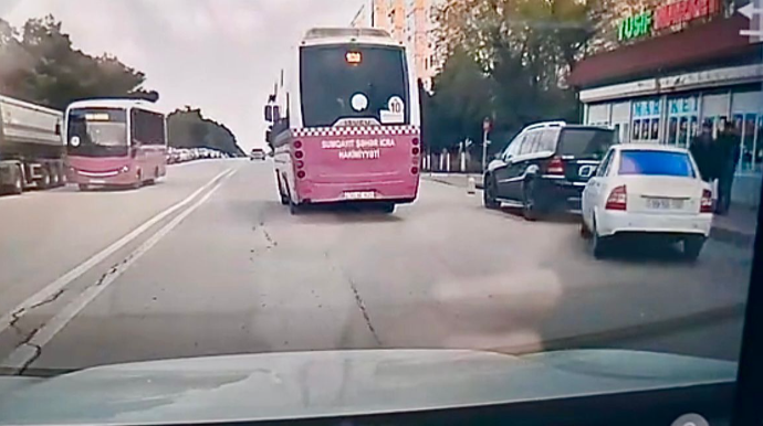 Yolun ortasında sərnişin mindirən sürücünün başı söhbətə qarışdı - VİDEO