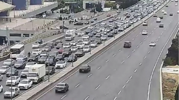 На каких улицах Баку 30 сентября наблюдаются транспортные заторы?