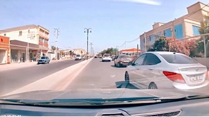 Solundakı maşını heçə sayıb sürücüyə təhlükəli anlar yaşatdı - 47-BE-917   - VİDEO