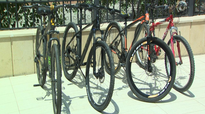 Paytaxtda evlərdən 7 velosiped, pul və məişət əşyaları oğurlayan dəstə SAXLANILDI  