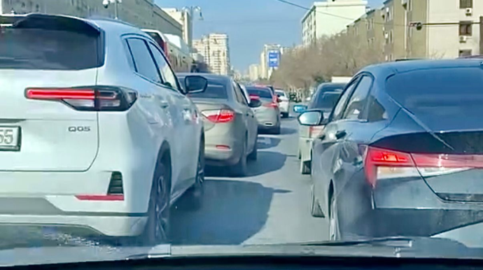 Sürücülərin əl çəkmədiyi vərdiş - Paytaxt yollarında hər gün yaşanan “zolaq xaosu”   - VİDEO