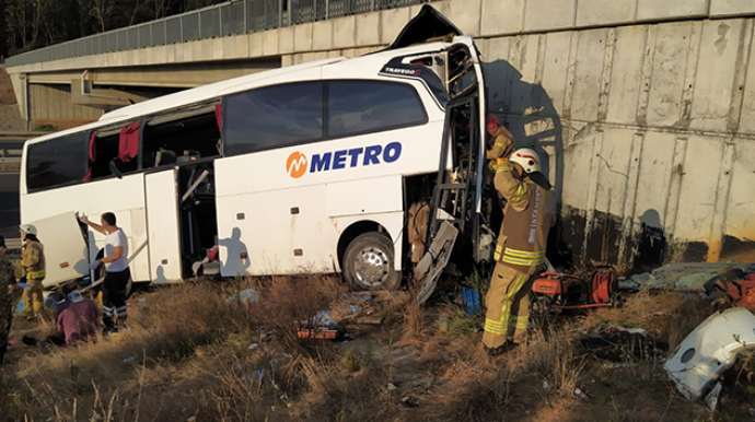 Reys avtobusu körpünün beton divarına çırpıldı;  5 ölü, 10-nu ağır, 26 yaralı - FOTO 