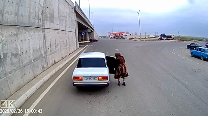 Sol zolaqda dayanan sürücü həm yolu kəsdi, həm də sərnişini riskə atdı   - VİDEO