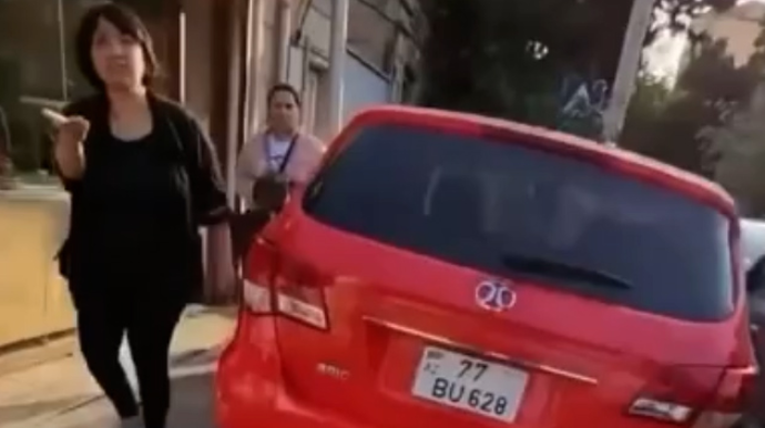 “Sən kimin maşınını çəkirsən əə?”  - qayda pozan xanım sürücüdən ŞOK sözlər   - VİDEO