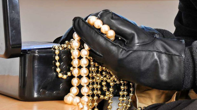 Bakıda kişi qayınanasının evindən 20 min manatlıq qızıl oğurladı